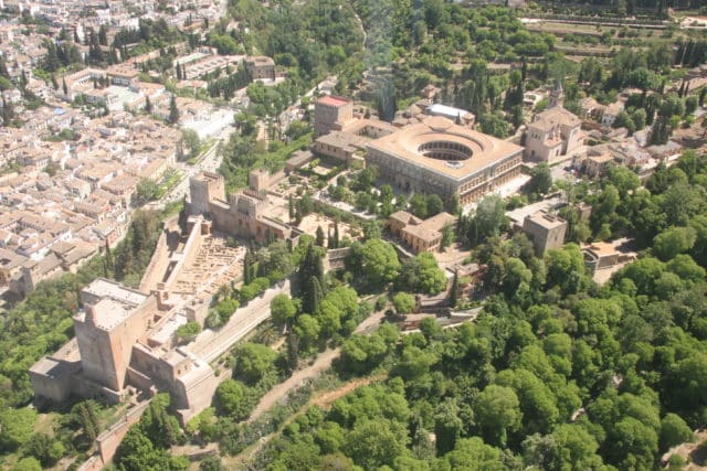 La Alhambra En Granada Ciudad De Vacaciones