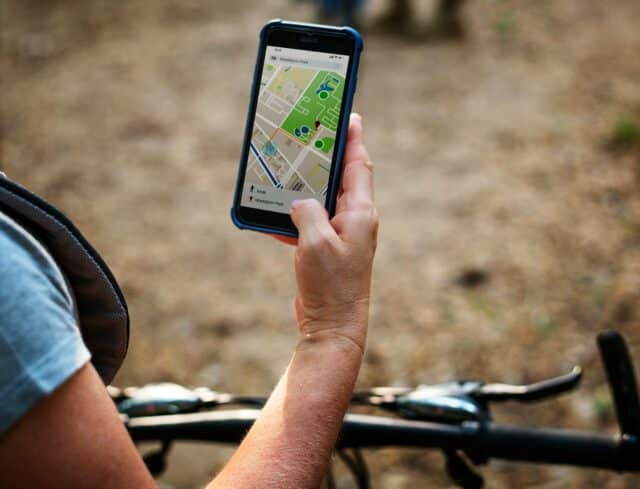 Mujer comprobando ubicación en maps