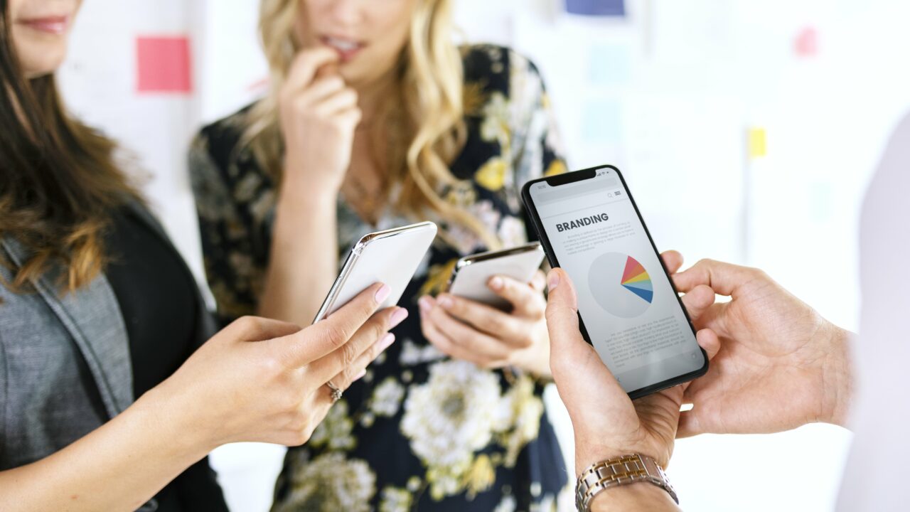 imagen de unos telefenos que muestran Que Es Branded Content